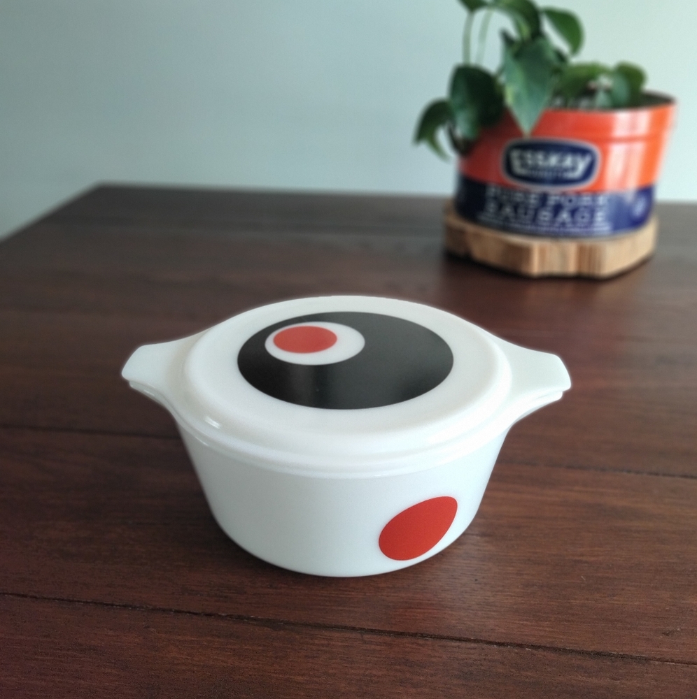 Pyrex "Moon Deco" casserole dish